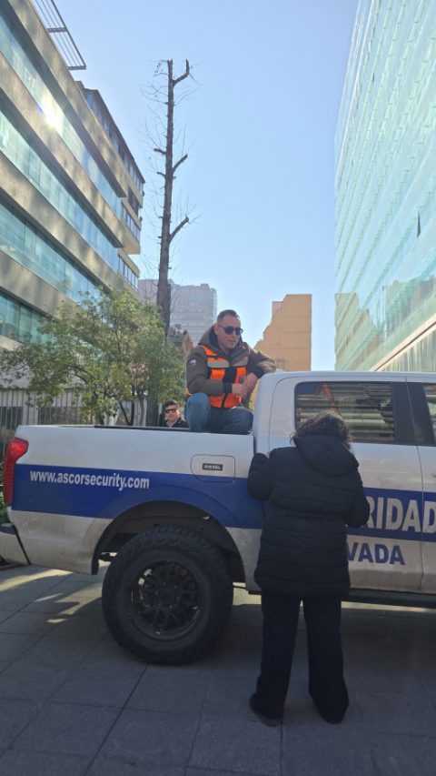 Supervisor de ASCOR Security coordinando desde la camioneta institucional en un barrio de oficinas